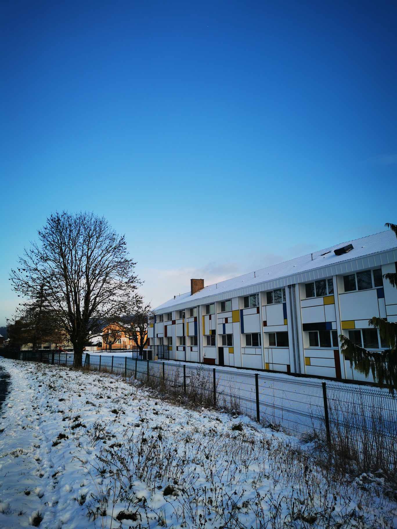 Photo de Mme Chatelain, neige et ciel bleu de matinée ensoleillée.